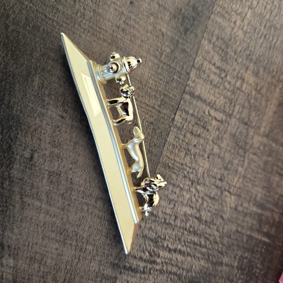 VINTAGE pin dogs lining up to pee on hydrant 1980s - Picture 7 of 9